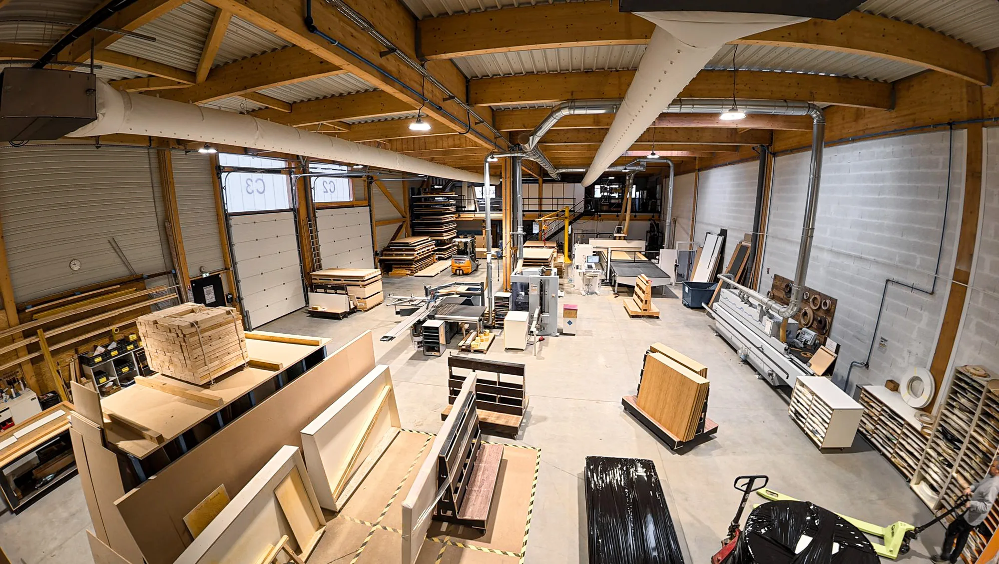 Vue d'ensemble de l'atelier MZ Bois et Compagnie et de son parc machines
