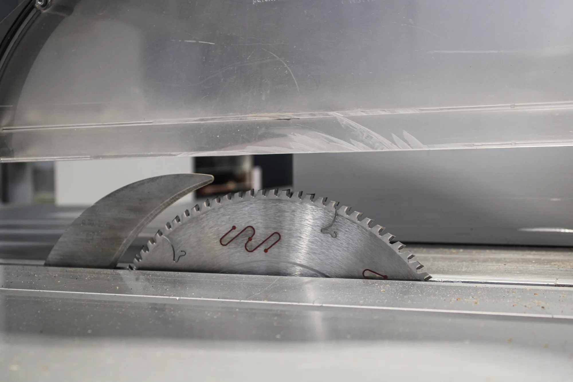 Lame de scie circulaire, précision de découpe, atelier MZ Bois et Compagnie