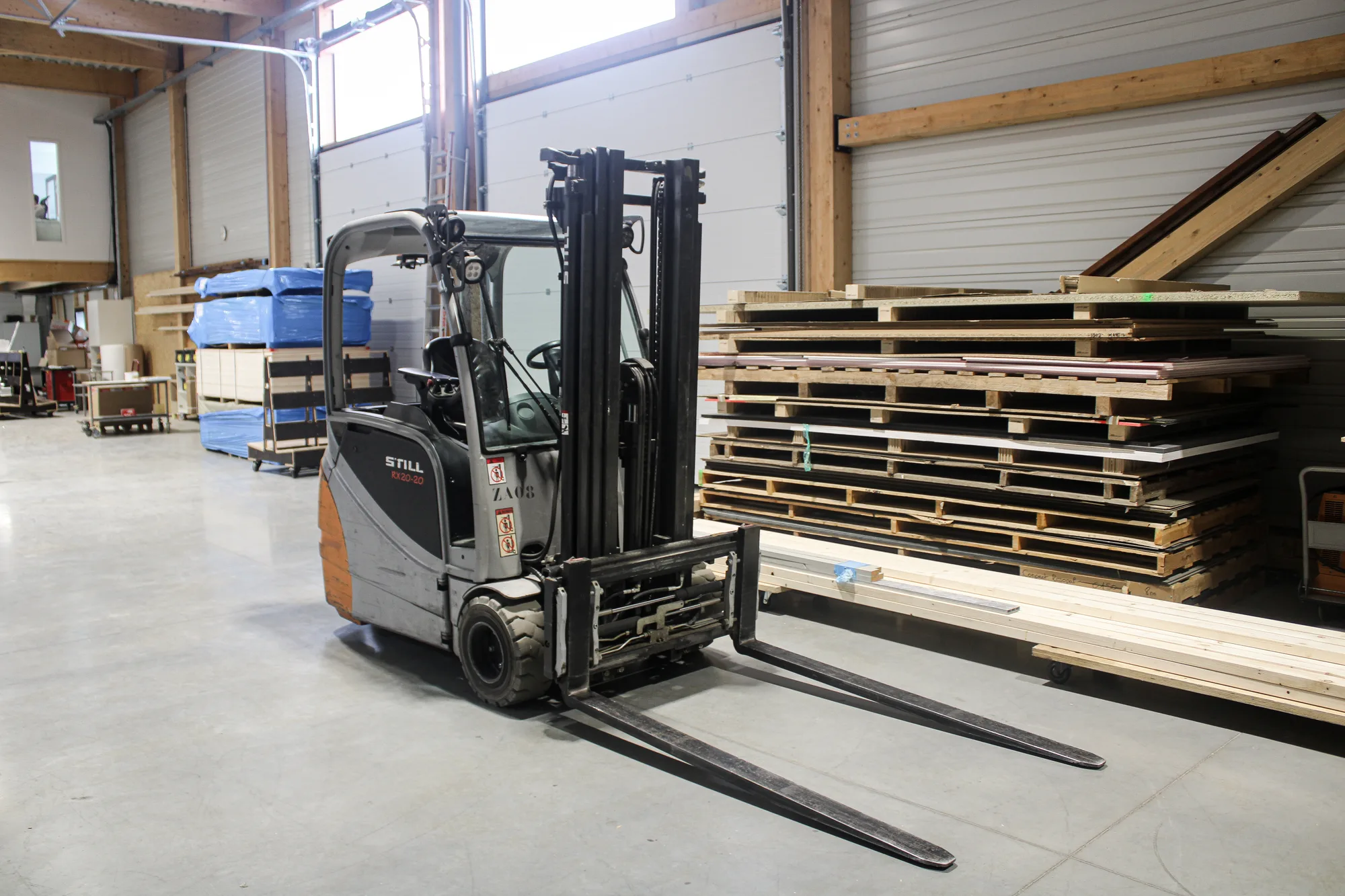 Chariot élévateur pour la manutention des panneaux, atelier MZ Bois et Compagnie