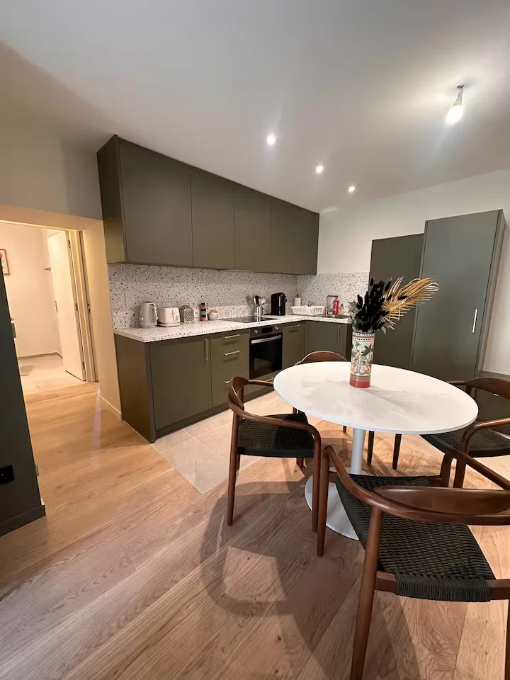 Cuisine kaki avec crédence effet terrazzo, vue d'ensemble, réalisation MZ Bois et Compagnie