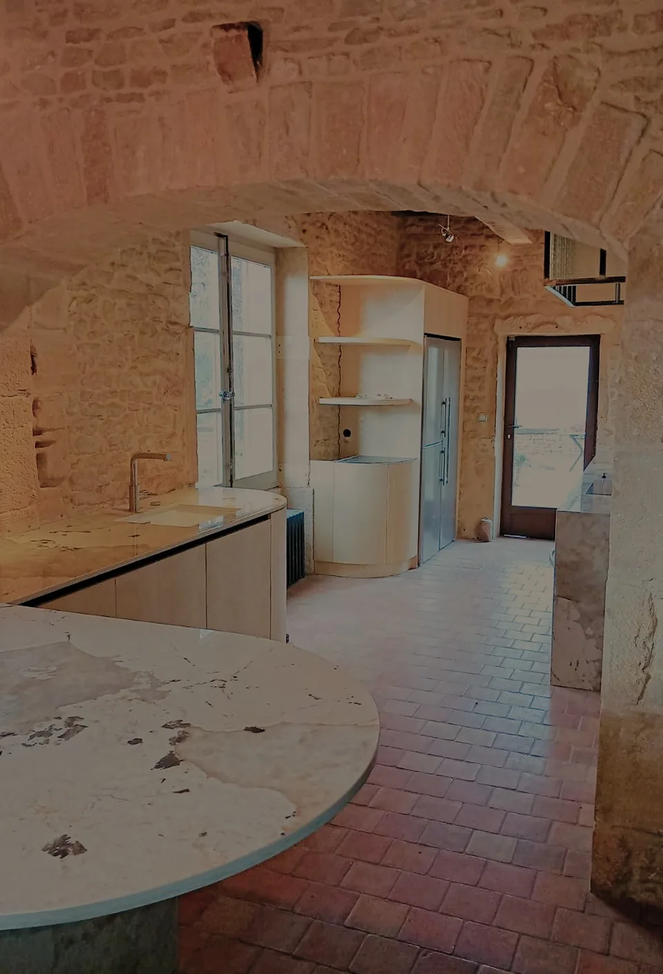 Cuisine sur-mesure en frêne courbé, intégrée dans une bâtisse en pierre, réalisation MZ Bois et Compagnie