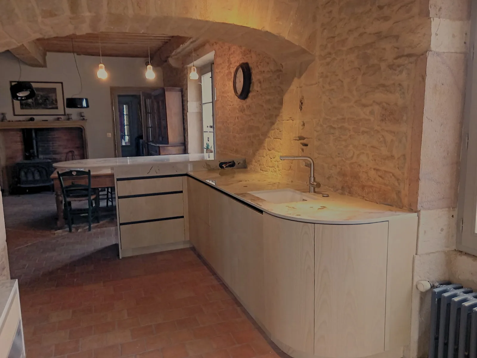 Cuisine en frêne courbé sous voûte en pierre, vue d'ensemble, réalisation MZ Bois et Compagnie