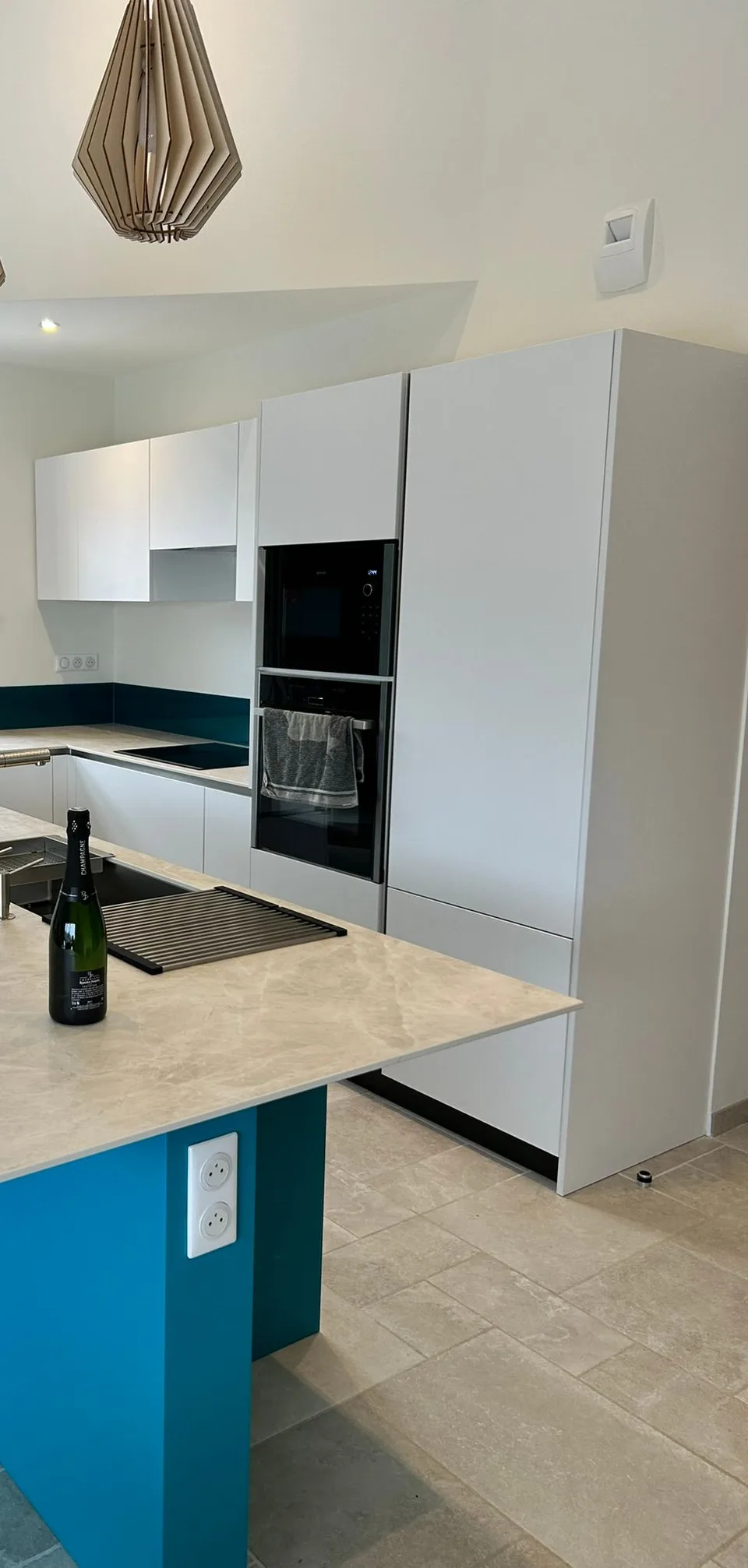 Cuisine façades laquées bleu paon avec colonne four et micro-ondes, réalisation MZ Bois et Compagnie