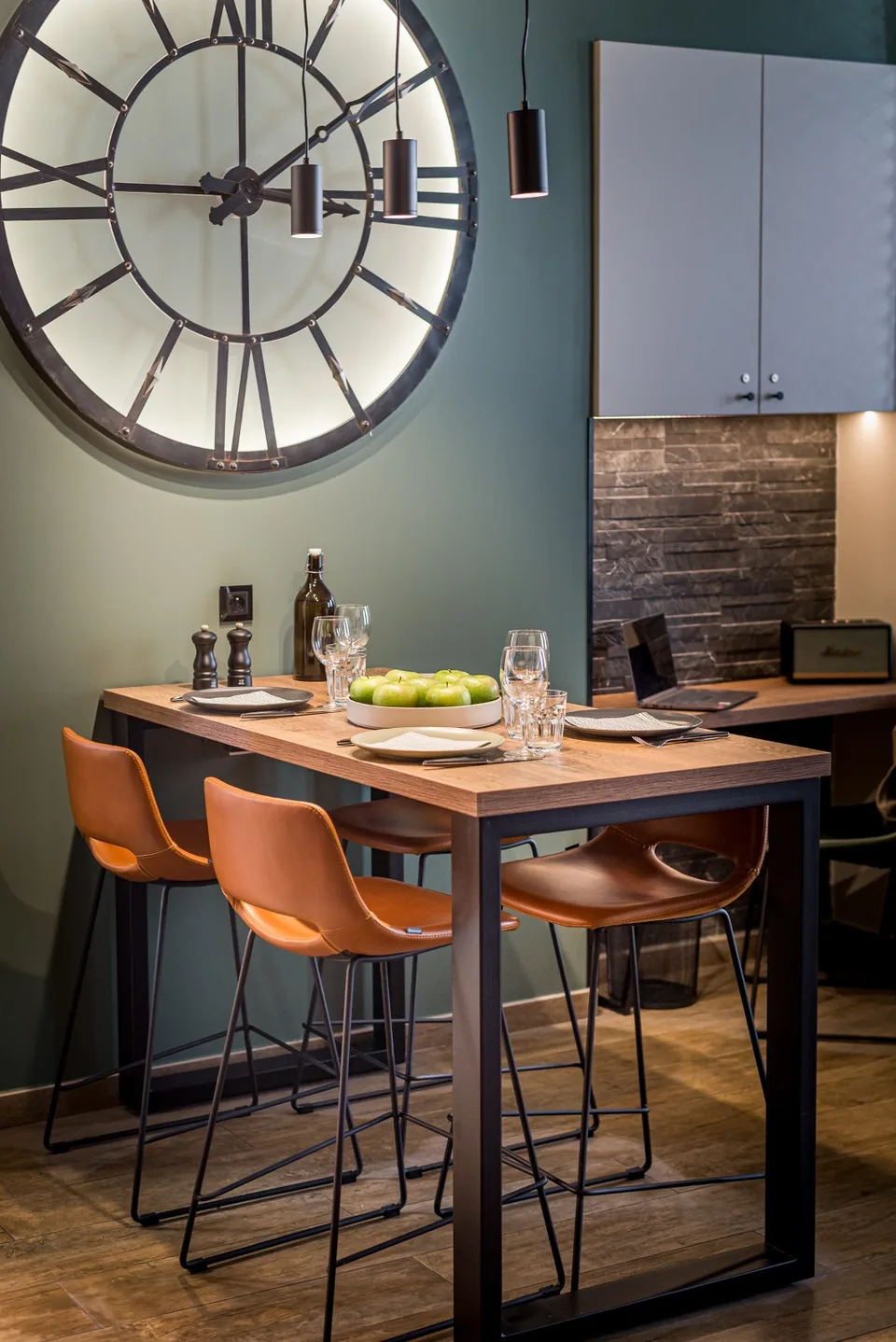 Table haute et bureau intégré, salle à manger, réalisation MZ Bois et Compagnie