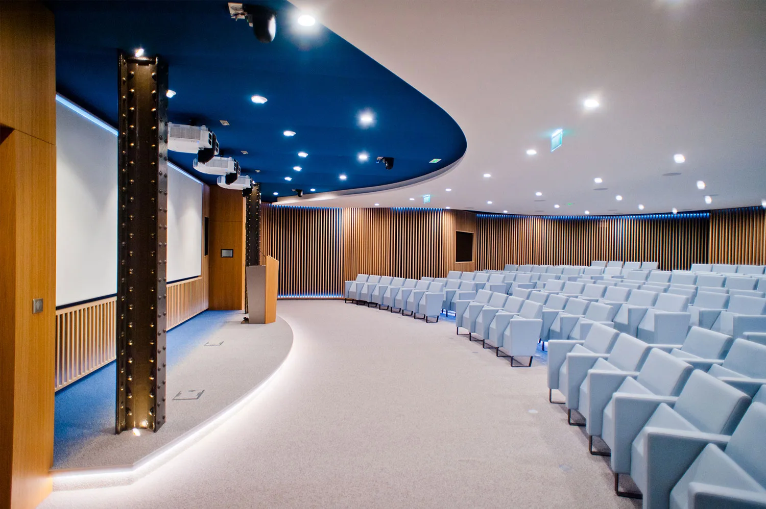 Auditorium, réalisation MZ Bois et Compagnie