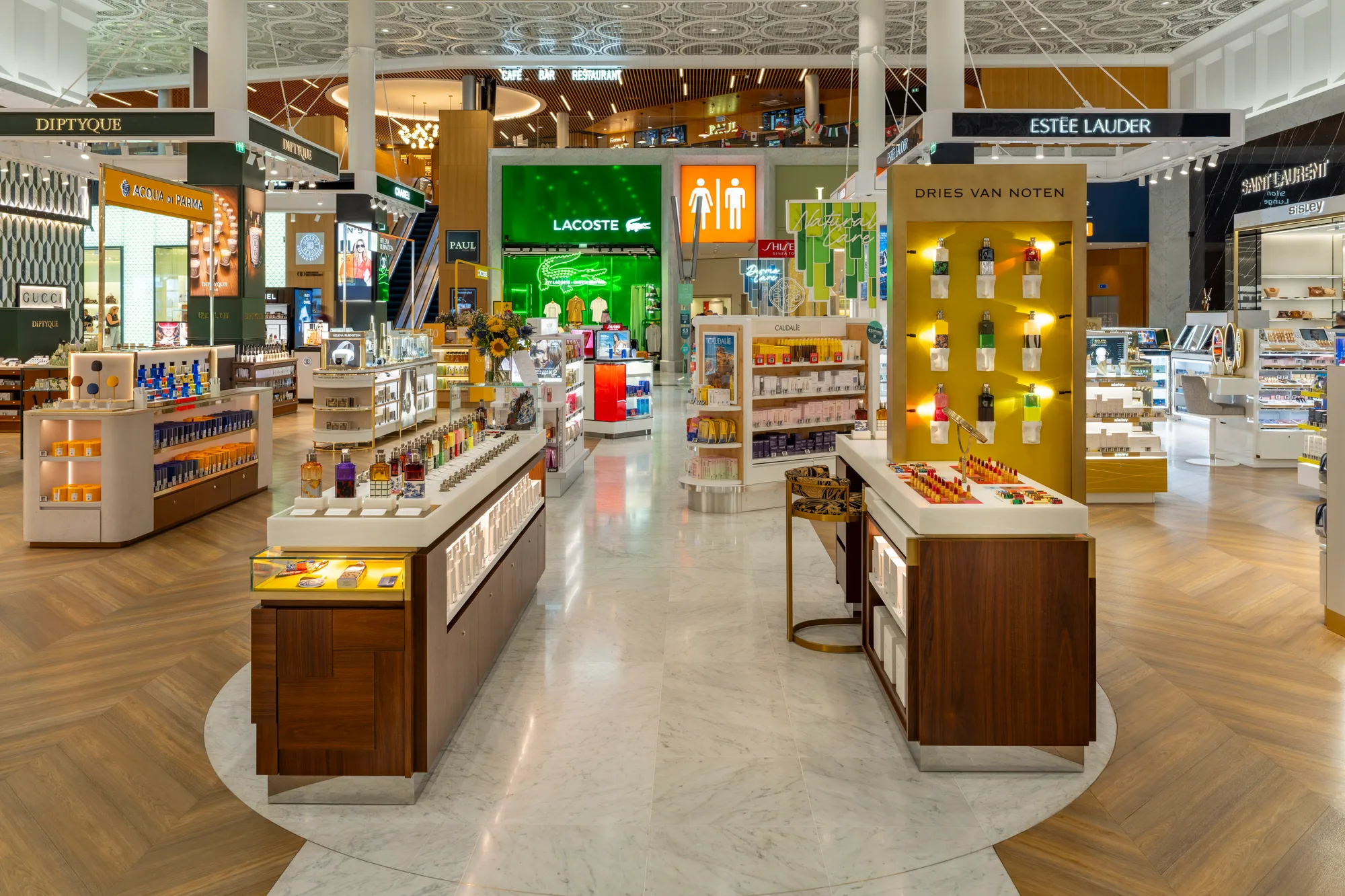 Dries Van Noten — Aéroport Paris-Charles de Gaulle, réalisation MZ Bois et Compagnie — vue 1