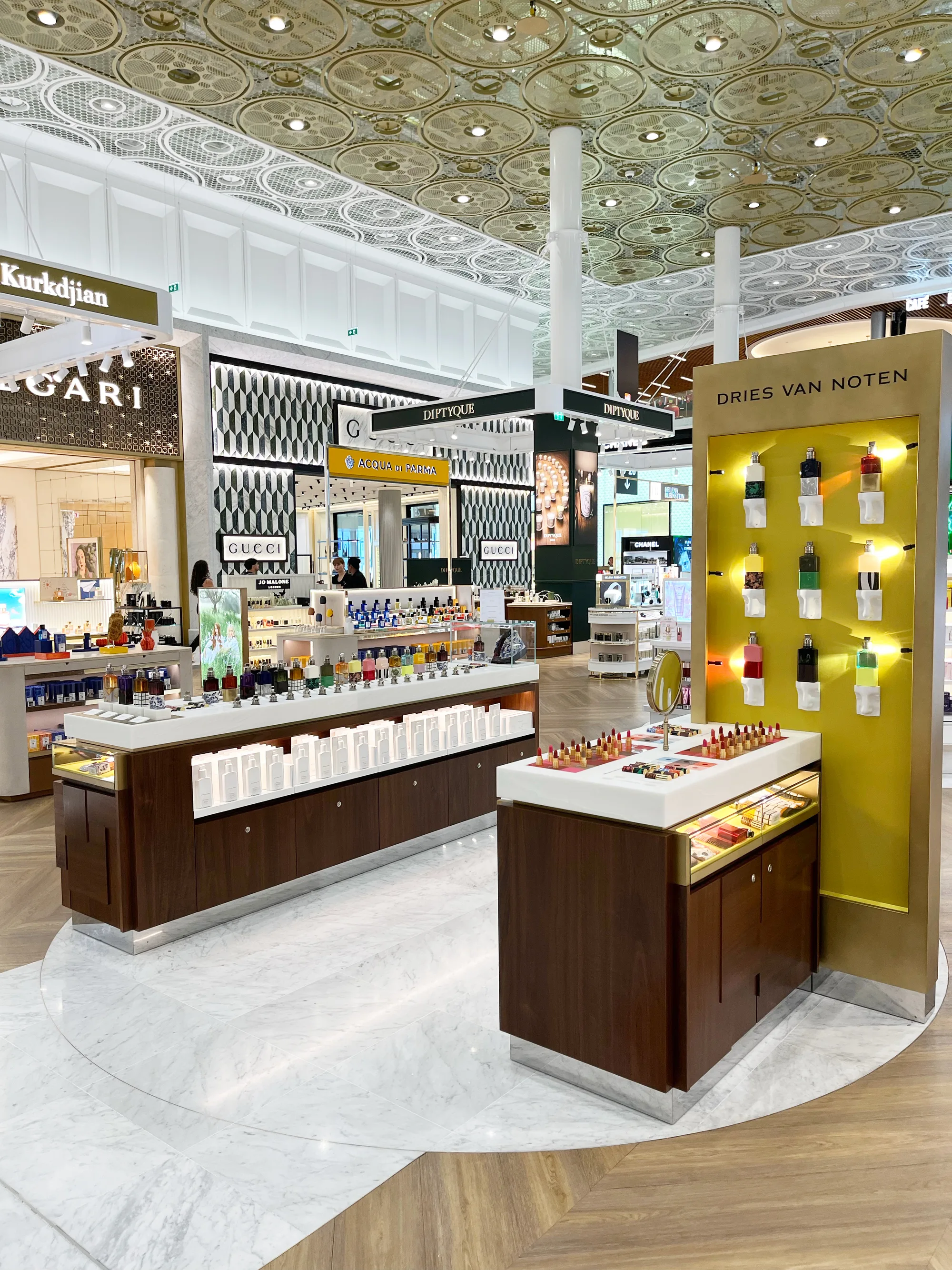 Dries Van Noten — Aéroport Paris-Charles de Gaulle, réalisation MZ Bois et Compagnie — vue 2