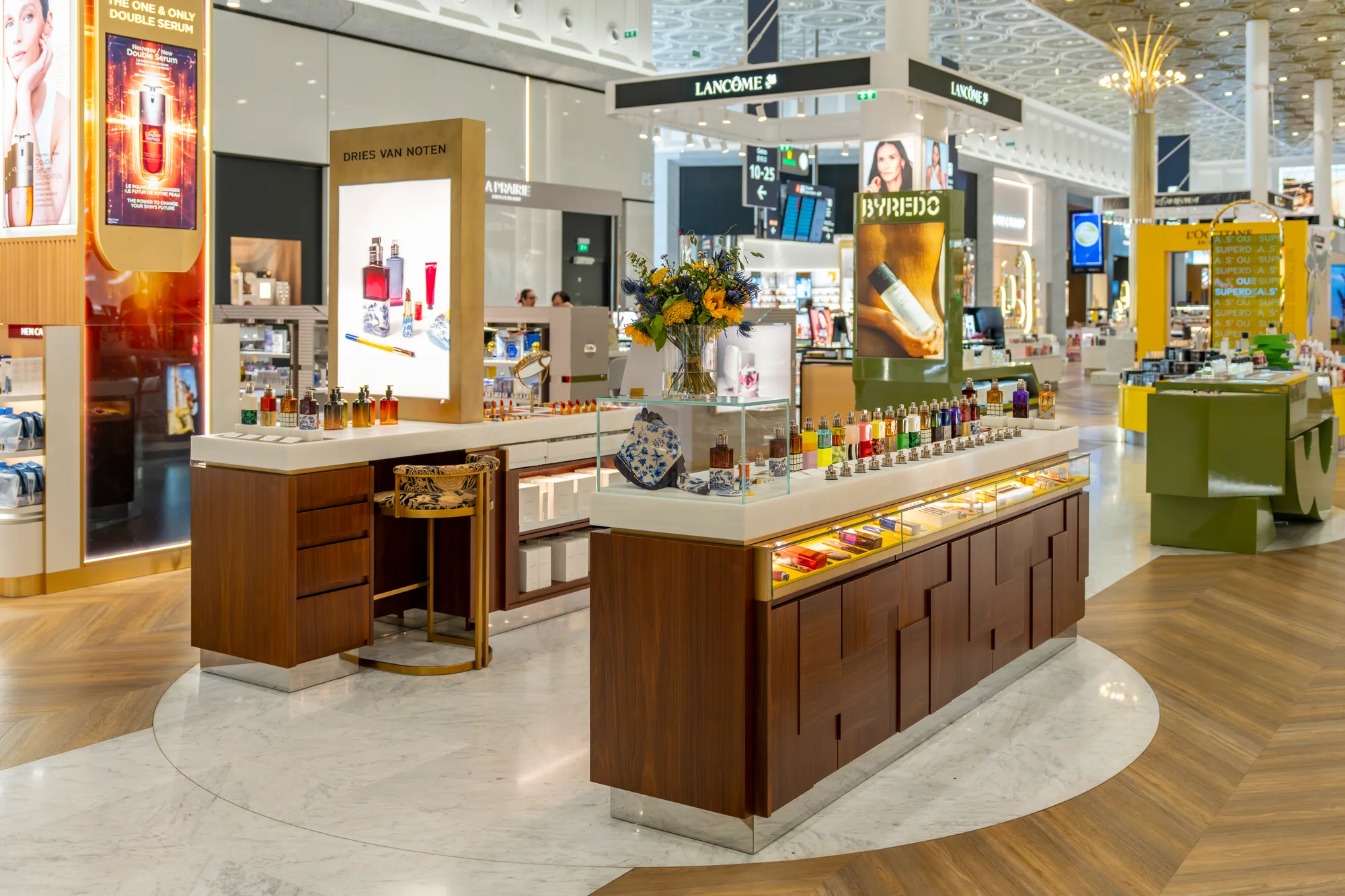 Dries Van Noten — Aéroport Paris-Charles de Gaulle, réalisation MZ Bois et Compagnie — vue 3