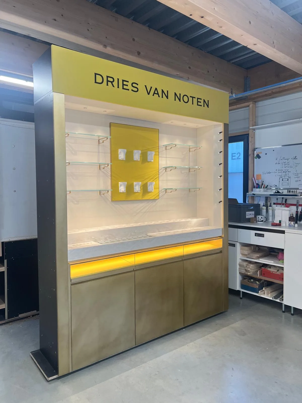 Dries Van Noten — Düsseldorf, réalisation MZ Bois et Compagnie — vue 1