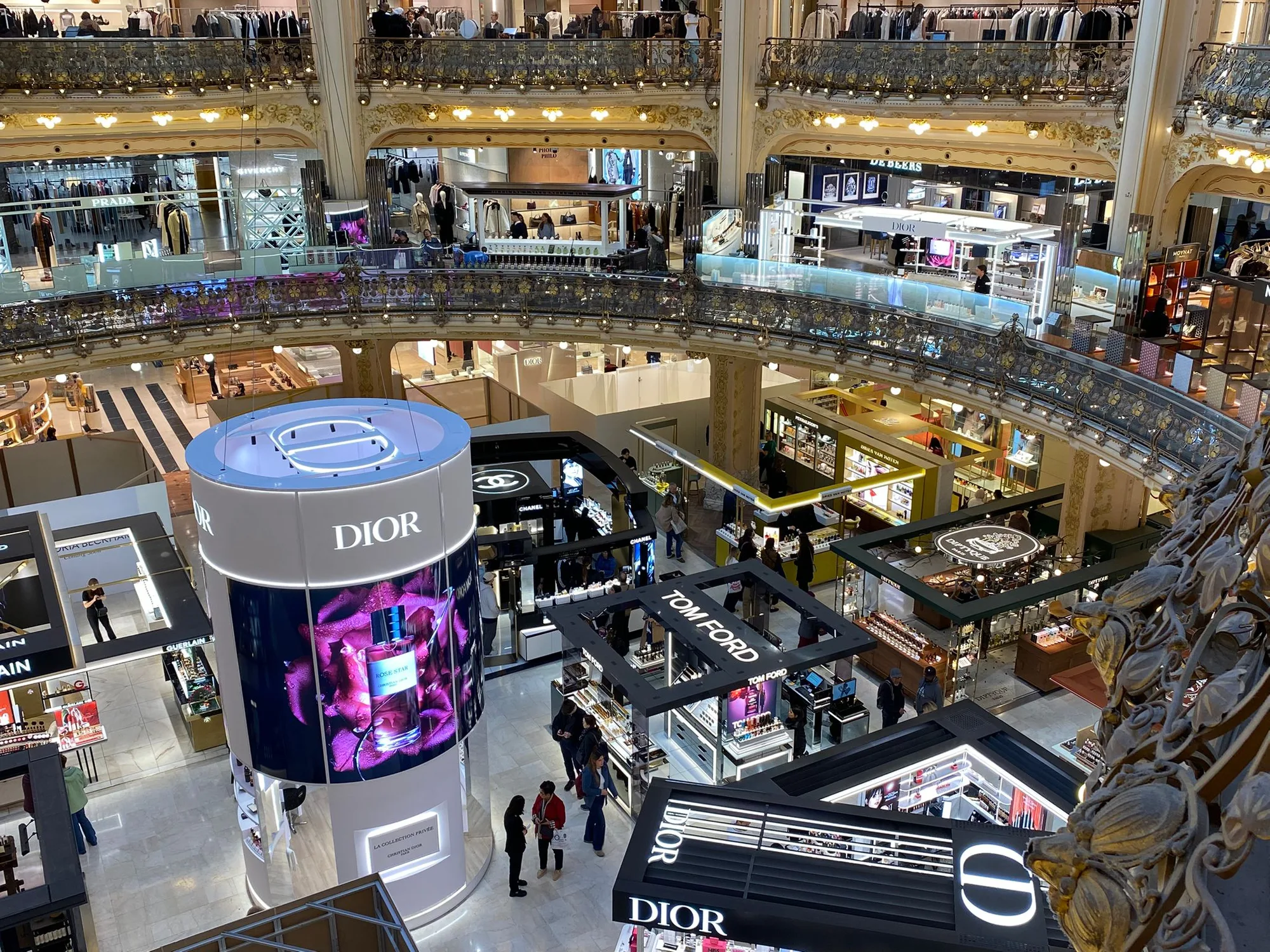 Dries Van Noten — Galeries Lafayette Paris Haussmann, réalisation MZ Bois et Compagnie — vue 5